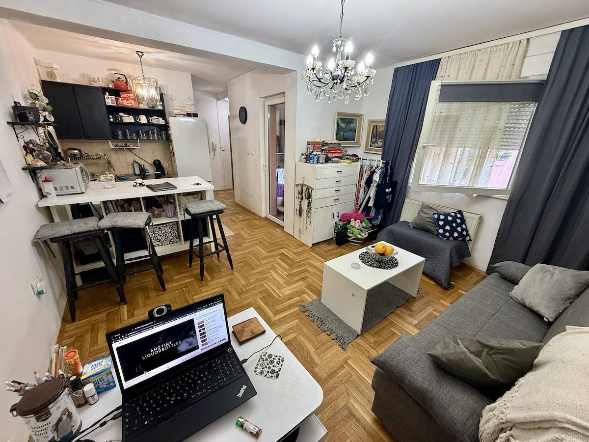 GARSONJERA NA PRVOM SPRATU SA LIFTOM NA PODBARI – MOGUĆNOST KREDITA ZA MLADE
